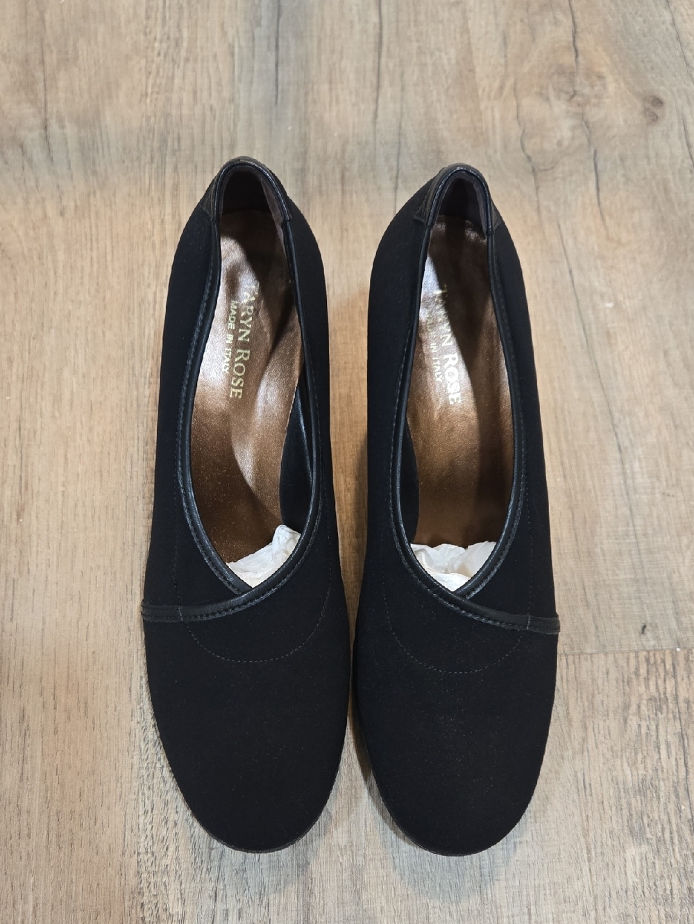 Taryn Rose Black Pumps!